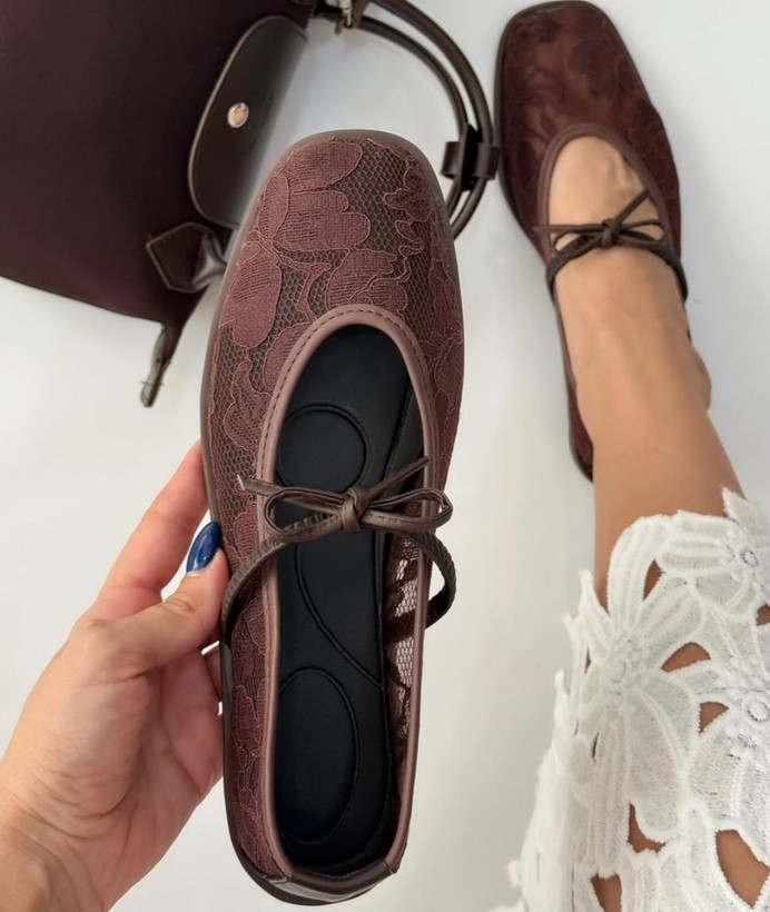 کفش تخت پاپیونی گیپور رنگ قهوهای با طراحی ظریف و کفی راحت مناسب استفاده روزمره و نیمهرسمی